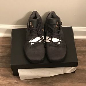 New Nike Kyrie Flytrap Men's Basketball shoe